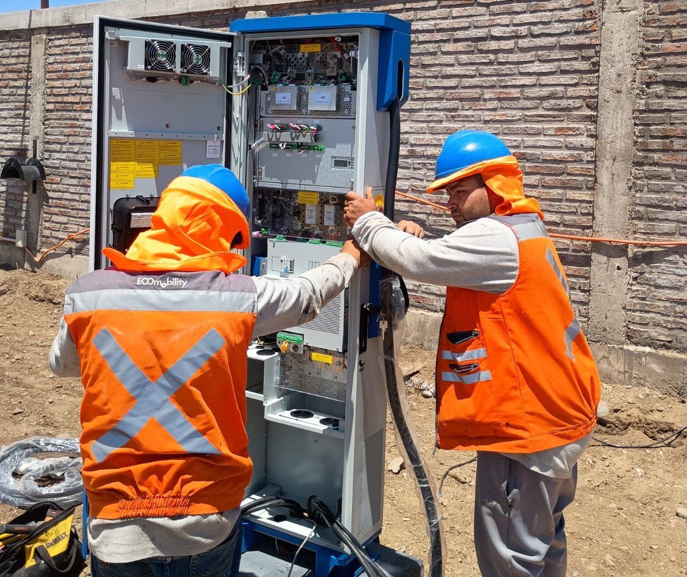 Equipo ECOmobility instalando un cargador de vehículos eléctricos en terreno